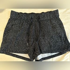 Lululemon Women's Black Patterned Shorts sz 8